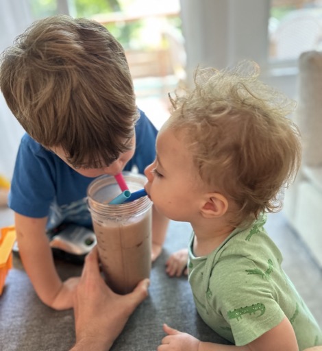 kids drinking a smoothie